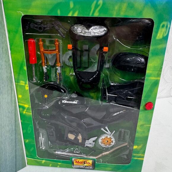 Maisto Kawasaki Ninja ZX-10R Black 1/12 Scale Model Kit #39055 - Picture 3 of 9